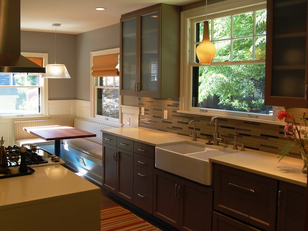 Exempel på ett avskilt, litet klassiskt kök, med en rustik diskho, luckor med infälld panel, grå skåp, bänkskiva i kvarts, stänkskydd i glaskakel, rostfria vitvaror och en köksö