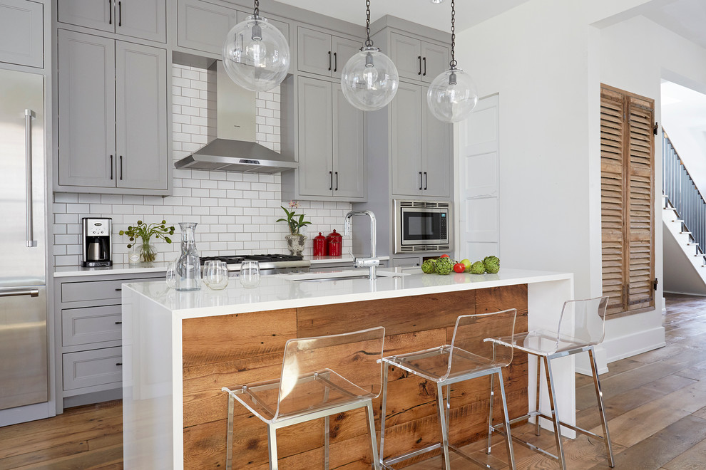 Zweizeilige Klassische Küche mit Unterbauwaschbecken, Schrankfronten im Shaker-Stil, grauen Schränken, Küchenrückwand in Weiß, Kücheninsel und dunklem Holzboden in Richmond