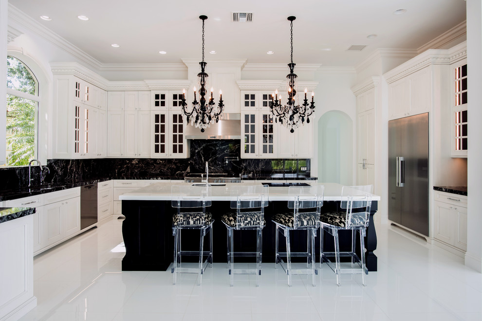 Exempel på ett stort modernt kök, med en undermonterad diskho, luckor med infälld panel, vita skåp, marmorbänkskiva, svart stänkskydd, stänkskydd i sten, marmorgolv, en köksö, vitt golv och rostfria vitvaror