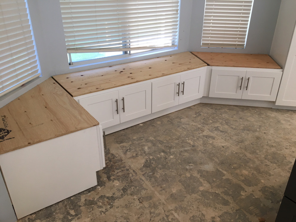 Kitchen white shaker upper and dark grey shaker base