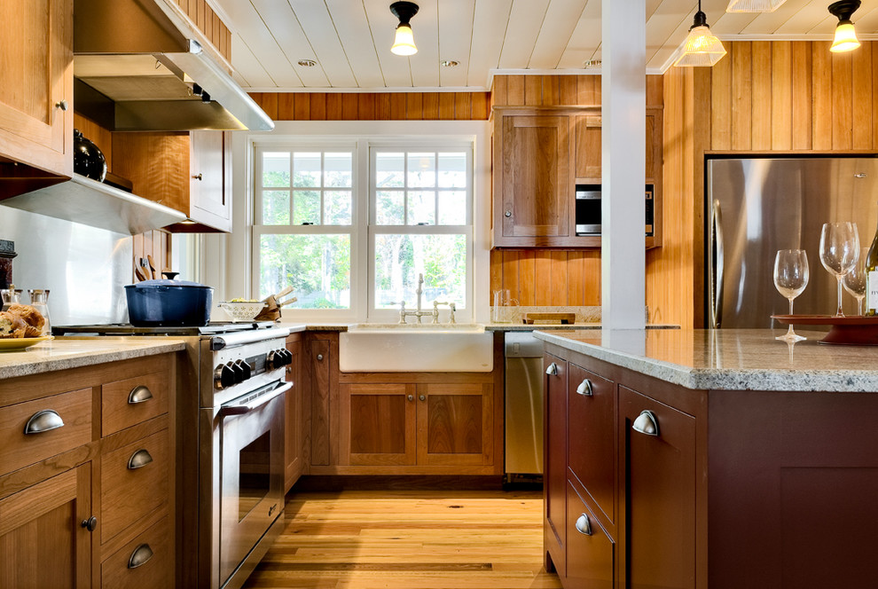 Esempio di una cucina stile marinaro con elettrodomestici in acciaio inossidabile, lavello stile country e top in granito