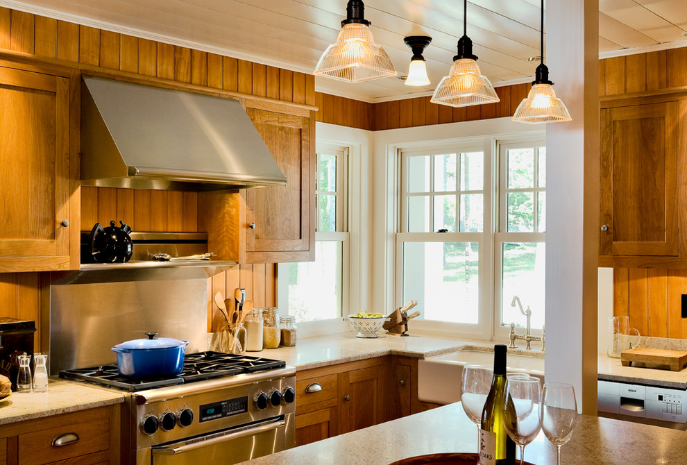 Maritime Küche mit Küchengeräten aus Edelstahl, Landhausspüle, Granit-Arbeitsplatte, Schrankfronten im Shaker-Stil und hellbraunen Holzschränken in Portland Maine