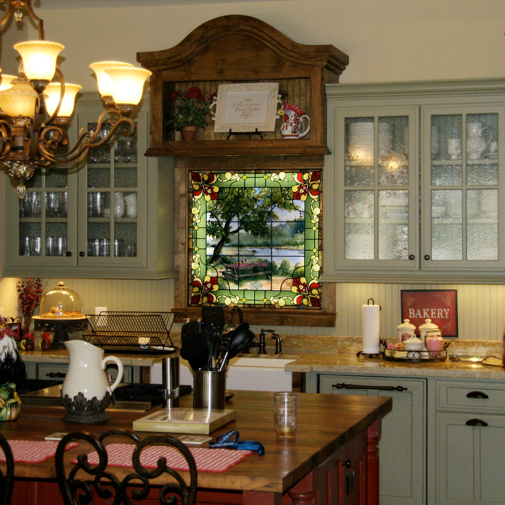 Foto på ett mellanstort vintage kök, med en köksö, luckor med glaspanel, gröna skåp, granitbänkskiva och beige stänkskydd