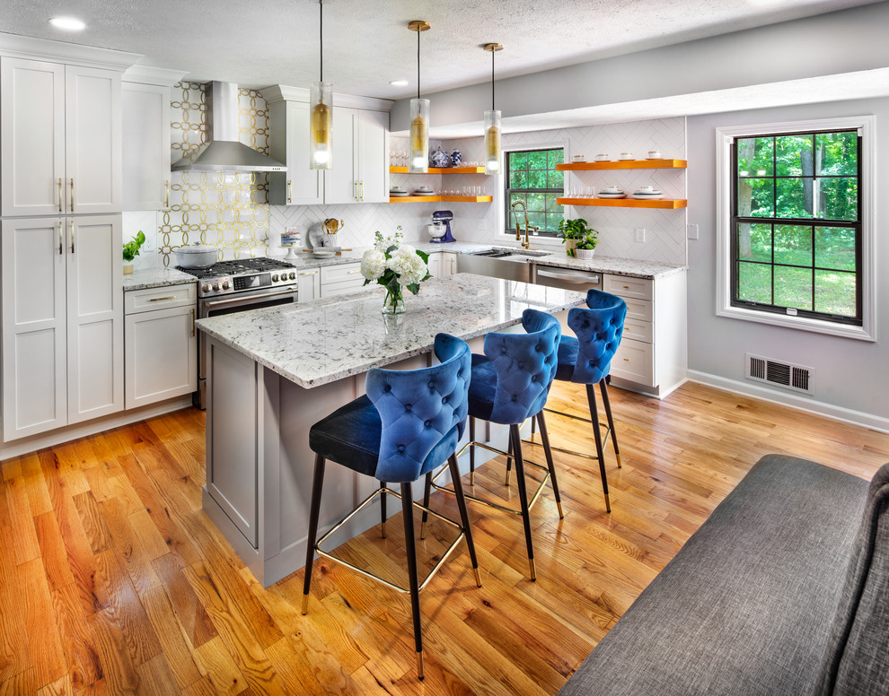 Foto på ett mellanstort funkis flerfärgad kök, med en rustik diskho, skåp i shakerstil, vita skåp, granitbänkskiva, vitt stänkskydd, stänkskydd i porslinskakel, rostfria vitvaror, mellanmörkt trägolv, en köksö och beiget golv