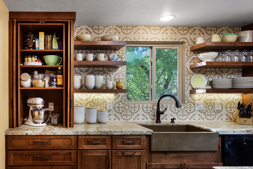 Idéer för att renovera ett mellanstort vintage beige beige kök, med en nedsänkt diskho, släta luckor, bruna skåp, granitbänkskiva, beige stänkskydd, stänkskydd i porslinskakel, svarta vitvaror, klinkergolv i terrakotta, en köksö och rött golv
