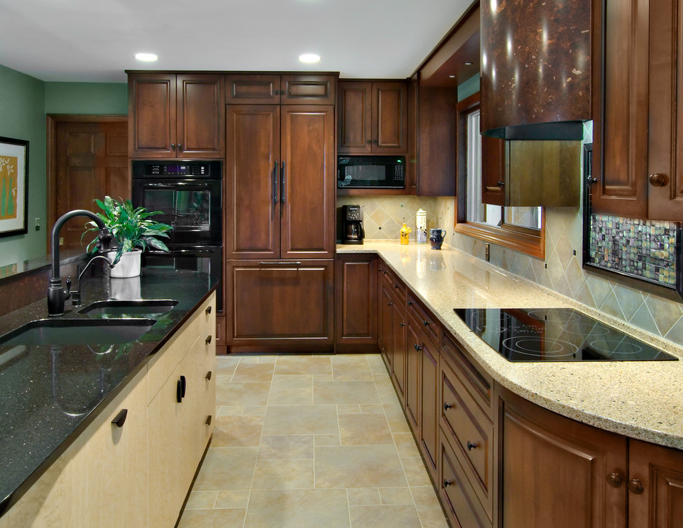 Bild på ett mellanstort vintage kök, med luckor med upphöjd panel, skåp i mörkt trä, bänkskiva i kvarts, grönt stänkskydd, stänkskydd i keramik, svarta vitvaror, klinkergolv i keramik, en köksö och en dubbel diskho