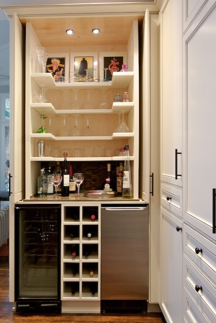 Foto de cocina comedor ecléctica con armarios con paneles empotrados, puertas de armario blancas, encimera de cuarzo compacto y electrodomésticos de acero inoxidable