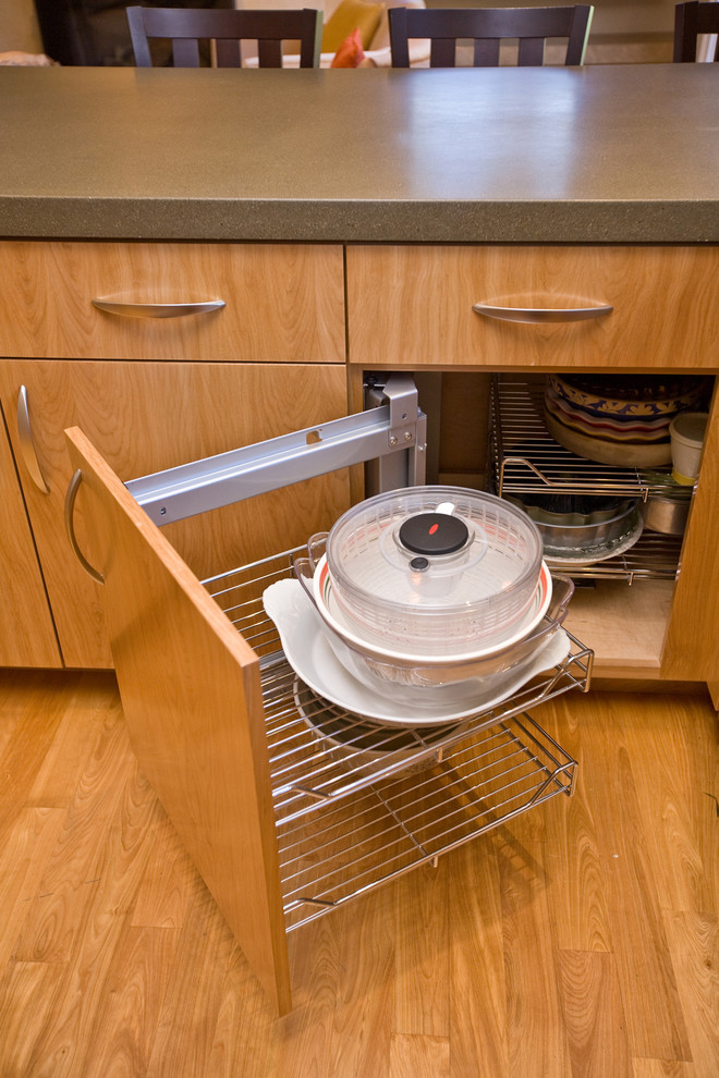 Foto di una cucina minimalista di medie dimensioni con lavello sottopiano, ante lisce, ante in legno scuro, top in cemento, elettrodomestici in acciaio inossidabile e pavimento in legno massello medio
