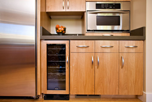 サンフランシスコにあるラグジュアリーな中くらいなモダンスタイルのおしゃれなキッチン (アンダーカウンターシンク、フラットパネル扉のキャビネット、中間色木目調キャビネット、コンクリートカウンター、グレーのキッチンパネル、シルバーの調理設備、セメントタイルのキッチンパネル、無垢フローリング) の写真
