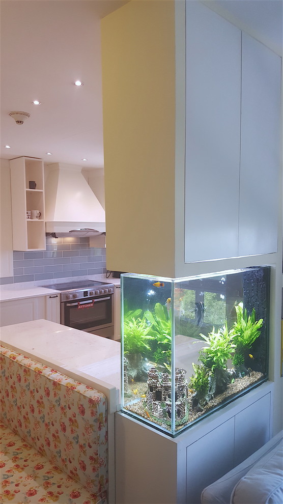 Foto di una cucina ad U minimal di medie dimensioni con ante a persiana, ante bianche, top in marmo e paraspruzzi blu