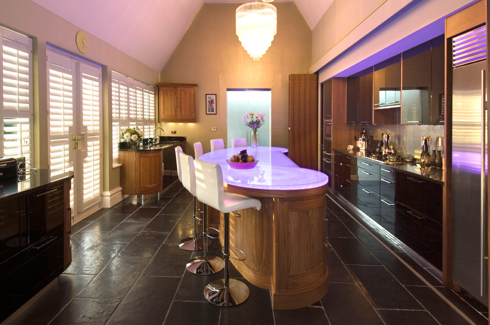 Zweizeilige, Mittelgroße Klassische Wohnküche mit Unterbauwaschbecken, flächenbündigen Schrankfronten, schwarzen Schränken, Glas-Arbeitsplatte, Keramikboden und Kücheninsel in Hertfordshire