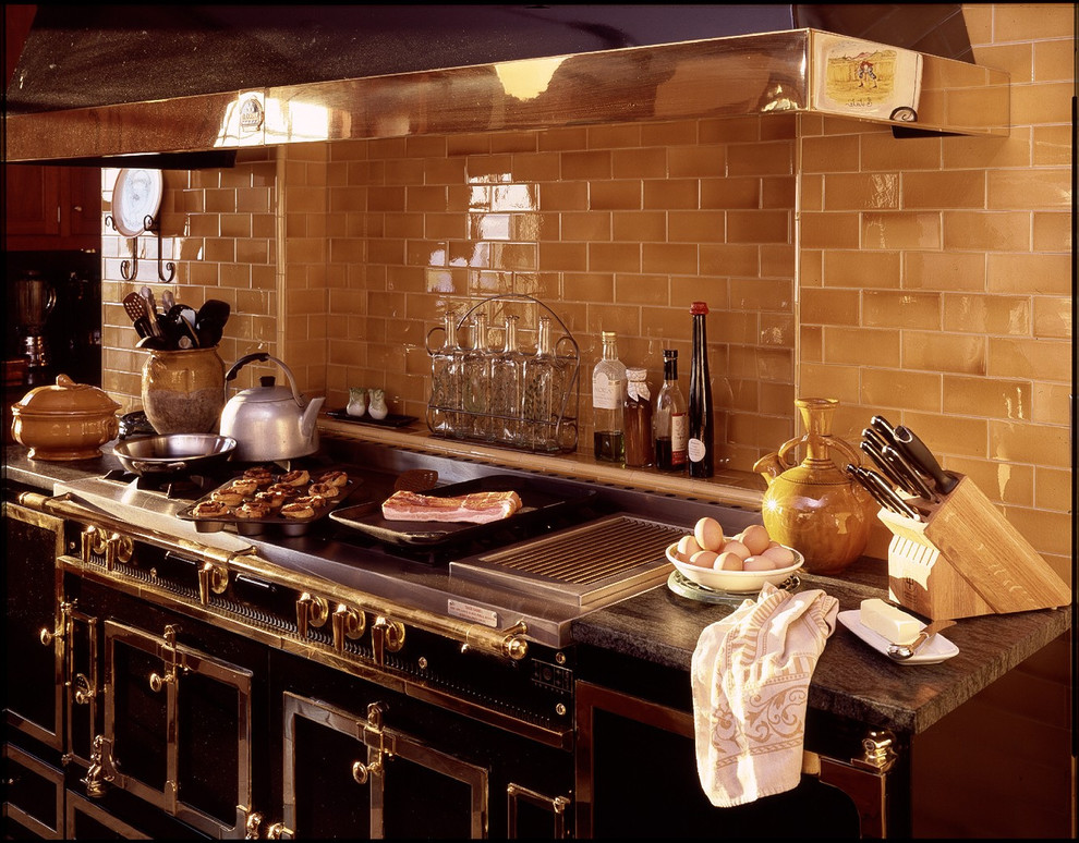 Foto på ett industriellt kök