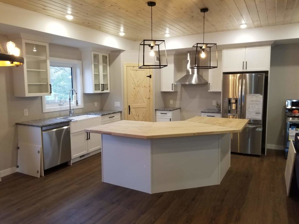 Kitchen with island & corner pantry - Country - Kitchen - by SK2 ...