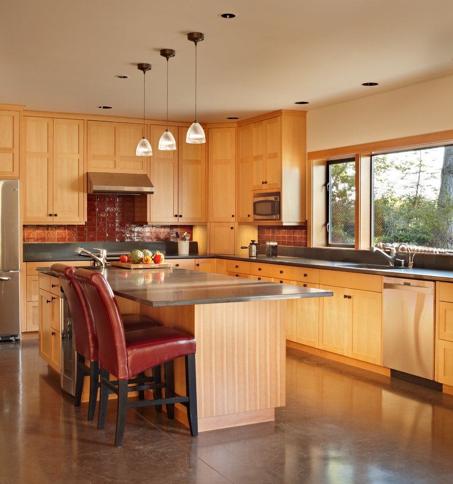 Immagine di una cucina minimalista di medie dimensioni con ante in legno chiaro, lavello a vasca singola, ante in stile shaker, paraspruzzi rosso, elettrodomestici in acciaio inossidabile, pavimento grigio e top grigio