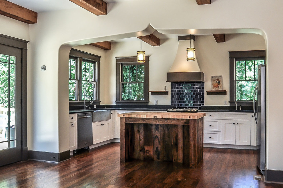 Example of a tuscan kitchen design in Nashville