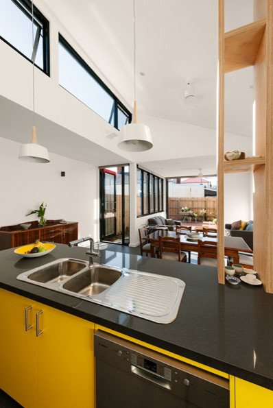 Foto di una cucina moderna con ante gialle