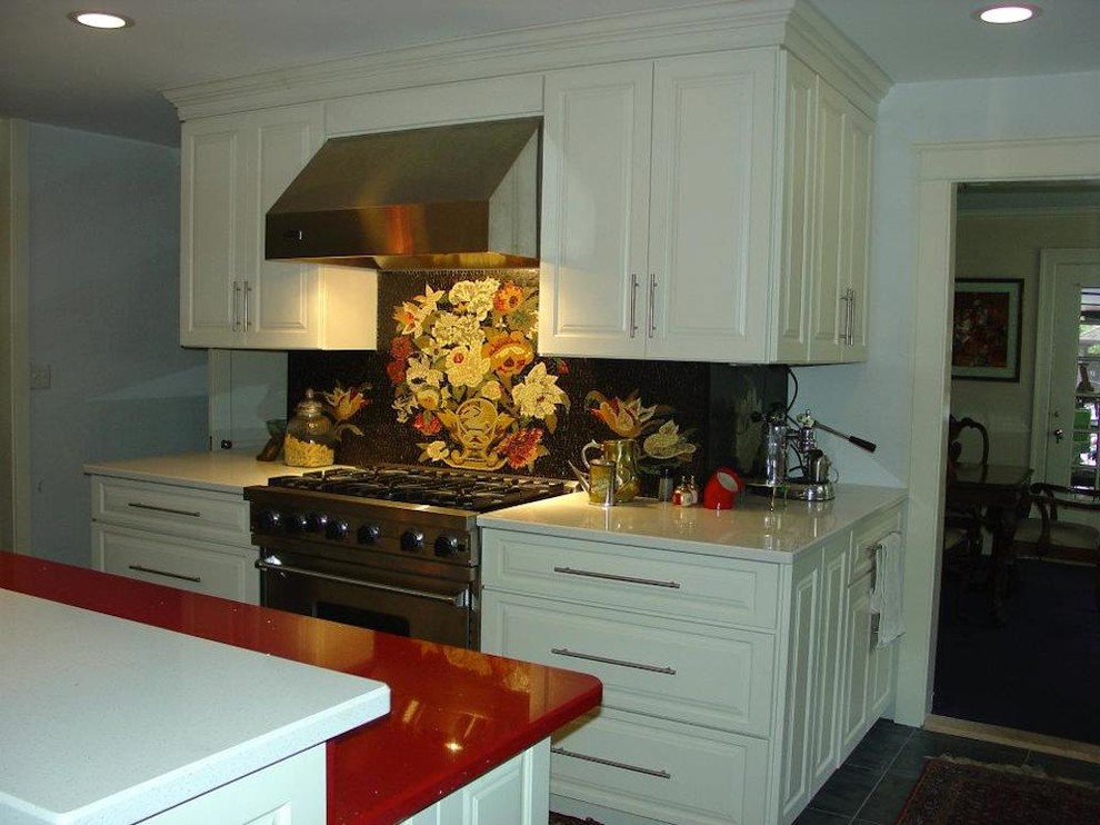 Inspiration för mellanstora klassiska rött kök, med en undermonterad diskho, luckor med upphöjd panel, vita skåp, bänkskiva i kvarts, svart stänkskydd, stänkskydd i mosaik, rostfria vitvaror, skiffergolv och en köksö
