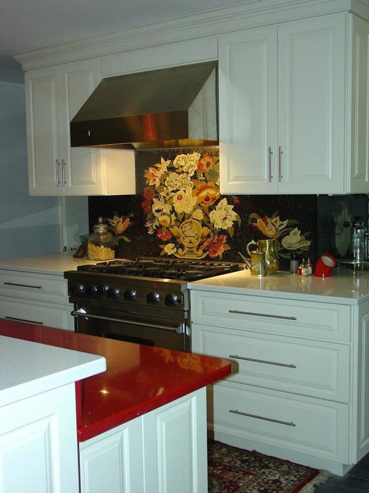 Klassisk inredning av ett mellanstort röd rött kök, med en undermonterad diskho, luckor med upphöjd panel, vita skåp, bänkskiva i kvarts, svart stänkskydd, stänkskydd i mosaik, rostfria vitvaror, skiffergolv och en köksö
