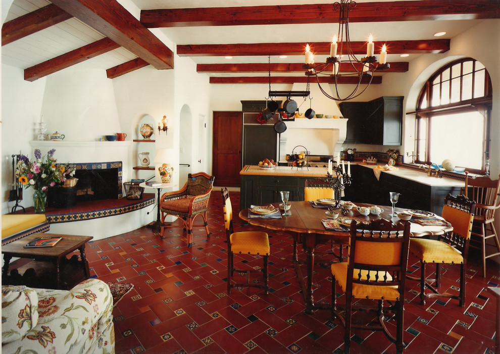 Klassische Wohnküche mit Rückwand aus Keramikfliesen und Keramikboden in Los Angeles