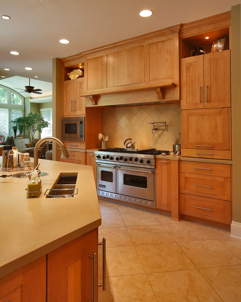 Foto di una grande cucina chic con lavello sottopiano, ante in stile shaker, ante in legno scuro, elettrodomestici in acciaio inossidabile e pavimento con piastrelle in ceramica