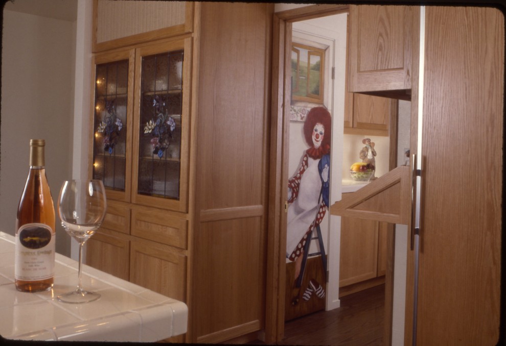 Große Stilmix Wohnküche in U-Form mit Triple-Waschtisch, Schrankfronten im Shaker-Stil, hellen Holzschränken, Arbeitsplatte aus Fliesen, Küchenrückwand in Weiß, Rückwand aus Keramikfliesen, Küchengeräten aus Edelstahl und braunem Holzboden in San Francisco