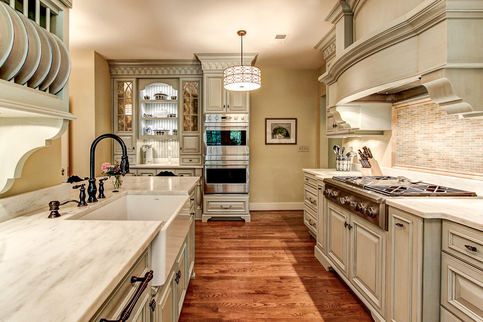 Inspiration for a classic kitchen in Louisville.