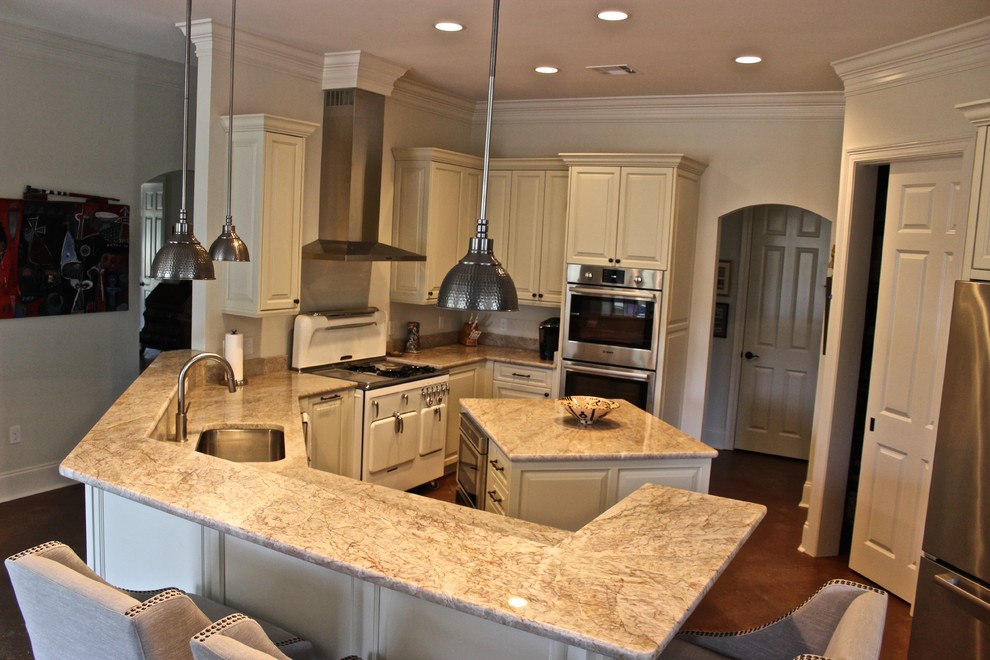 Immagine di una grande cucina country con lavello sottopiano, top in granito, paraspruzzi beige, paraspruzzi in lastra di pietra e elettrodomestici in acciaio inossidabile