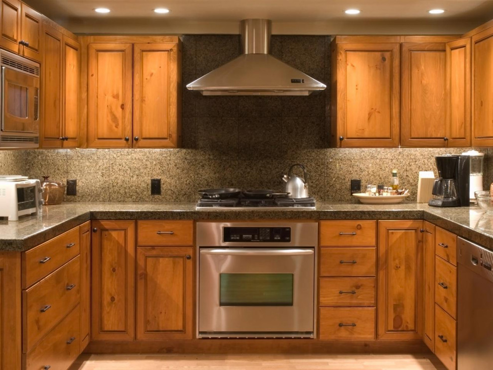Esempio di una piccola cucina moderna con ante lisce, top in legno, pavimento in legno verniciato, 2 o più isole e soffitto in carta da parati