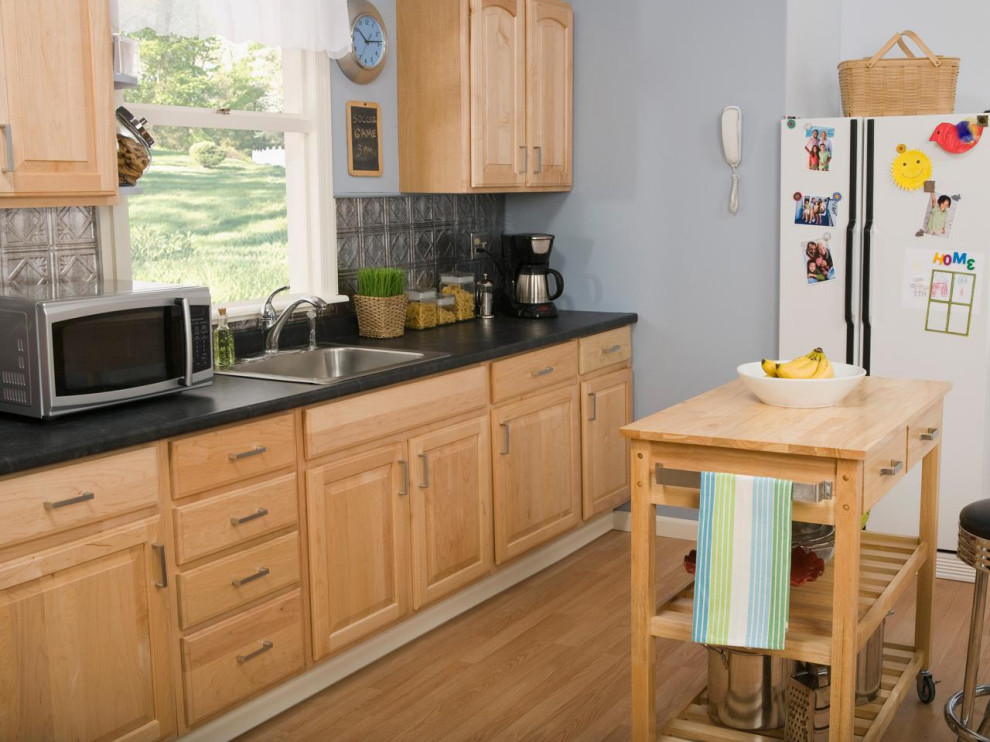 Idée de décoration pour une petite cuisine américaine parallèle vintage avec un placard à porte plane, un plan de travail en bois, parquet peint, 2 îlots et un plafond en papier peint.