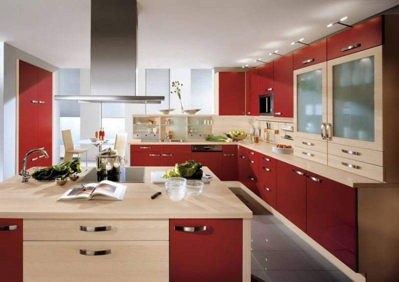 Immagine di una piccola cucina moderna con ante lisce, top in legno, pavimento in legno verniciato, 2 o più isole e soffitto in carta da parati