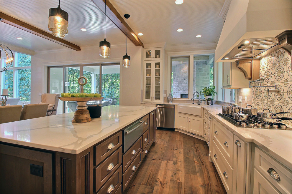 Foto på ett mycket stort amerikanskt kök, med en rustik diskho, luckor med infälld panel, vita skåp, bänkskiva i kvarts, flerfärgad stänkskydd, stänkskydd i keramik, integrerade vitvaror, mörkt trägolv, en köksö och brunt golv