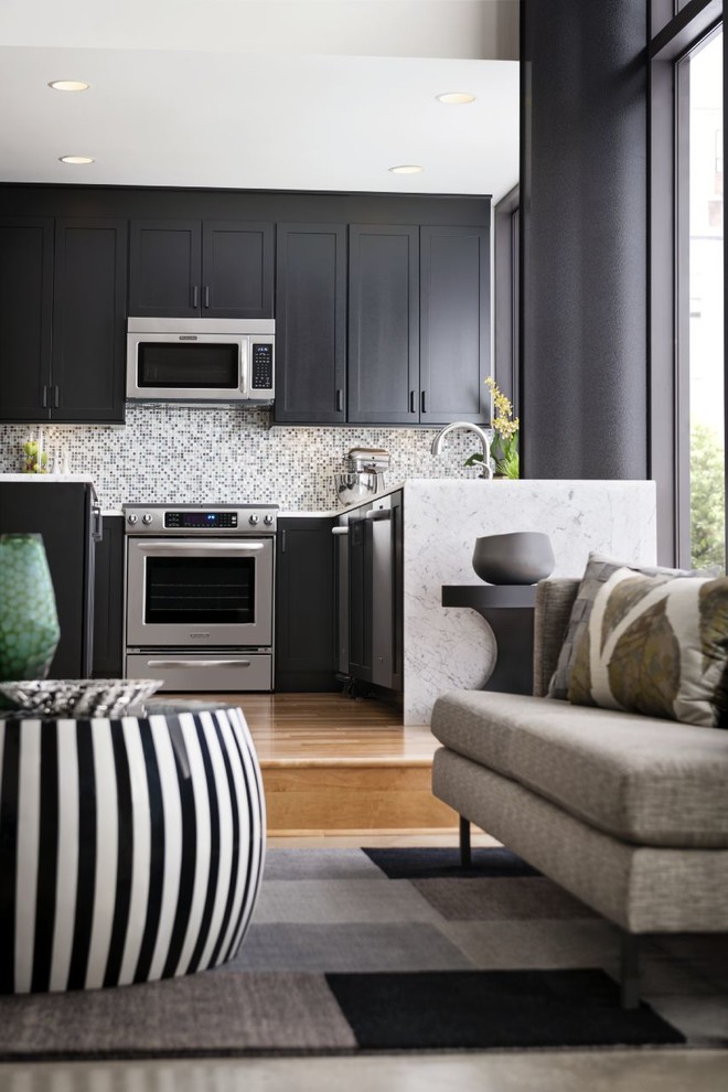 Foto di una cucina minimalista con parquet chiaro