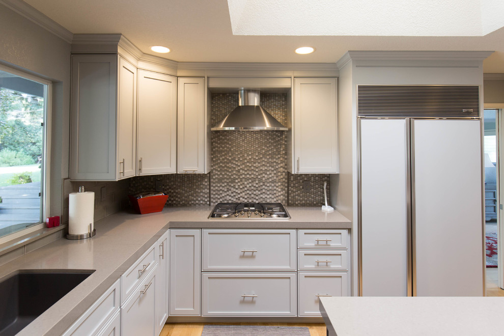 Idee per un cucina con isola centrale minimalista con lavello sottopiano, ante grigie, top in quarzo composito e paraspruzzi grigio