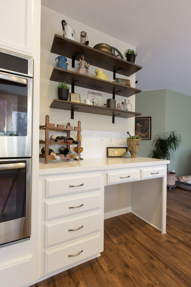 Moderne Küche in U-Form mit Unterbauwaschbecken, weißen Schränken, Quarzwerkstein-Arbeitsplatte, Küchenrückwand in Weiß, Küchengeräten aus Edelstahl und Kücheninsel in Sacramento