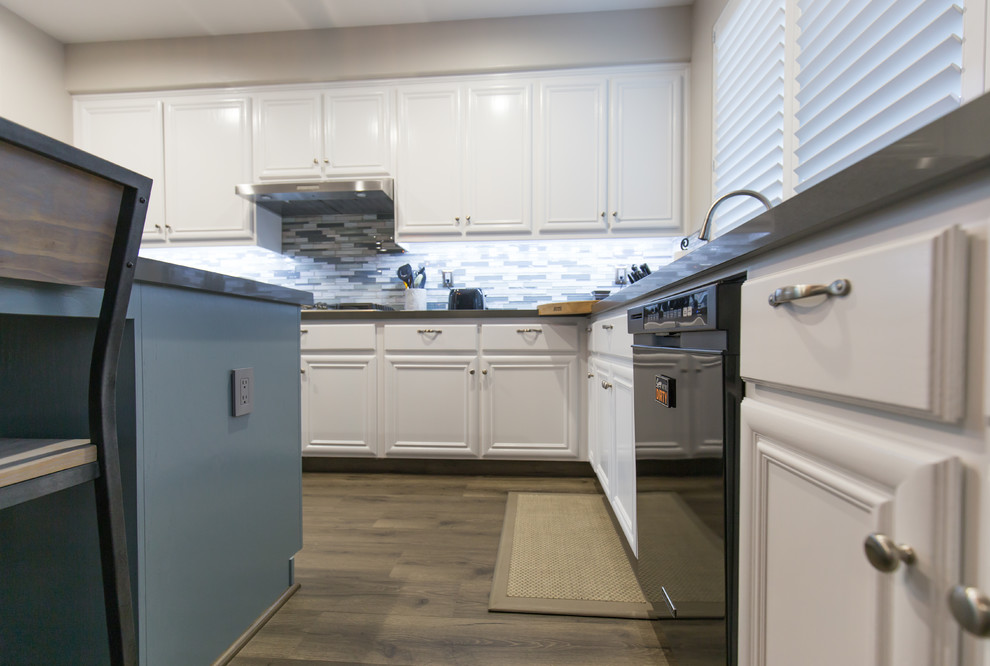 Foto di una cucina moderna con lavello sottopiano, ante bianche, top in quarzo composito, paraspruzzi blu, paraspruzzi con piastrelle a mosaico e elettrodomestici in acciaio inossidabile