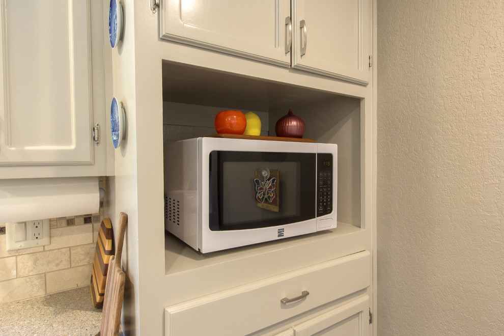 Immagine di una cucina con lavello a doppia vasca, ante beige, top in quarzo composito, paraspruzzi beige, paraspruzzi con piastrelle in ceramica e elettrodomestici bianchi