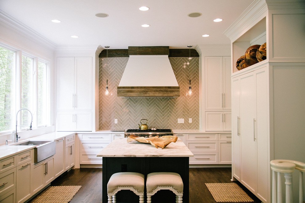 Exempel på ett klassiskt kök, med en rustik diskho, vita skåp, marmorbänkskiva, grått stänkskydd, stänkskydd i keramik, rostfria vitvaror, mörkt trägolv och flera köksöar