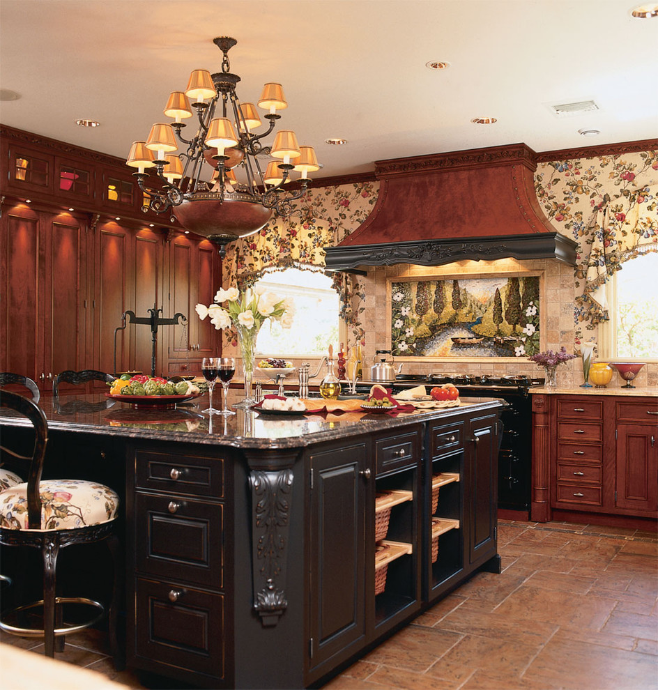 Inspiration för ett rustikt l-kök, med luckor med infälld panel, skåp i mörkt trä, beige stänkskydd och svarta vitvaror