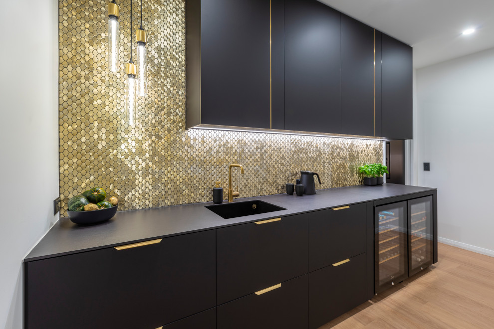 Esempio di una grande cucina contemporanea con lavello sottopiano, ante nere, paraspruzzi con piastrelle a mosaico, elettrodomestici neri, pavimento in laminato e top nero