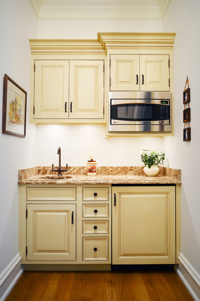 Bild på ett stort vintage linjärt kök och matrum, med en undermonterad diskho, luckor med upphöjd panel, skåp i mellenmörkt trä, granitbänkskiva, beige stänkskydd, stänkskydd i keramik, rostfria vitvaror, klinkergolv i keramik och en köksö