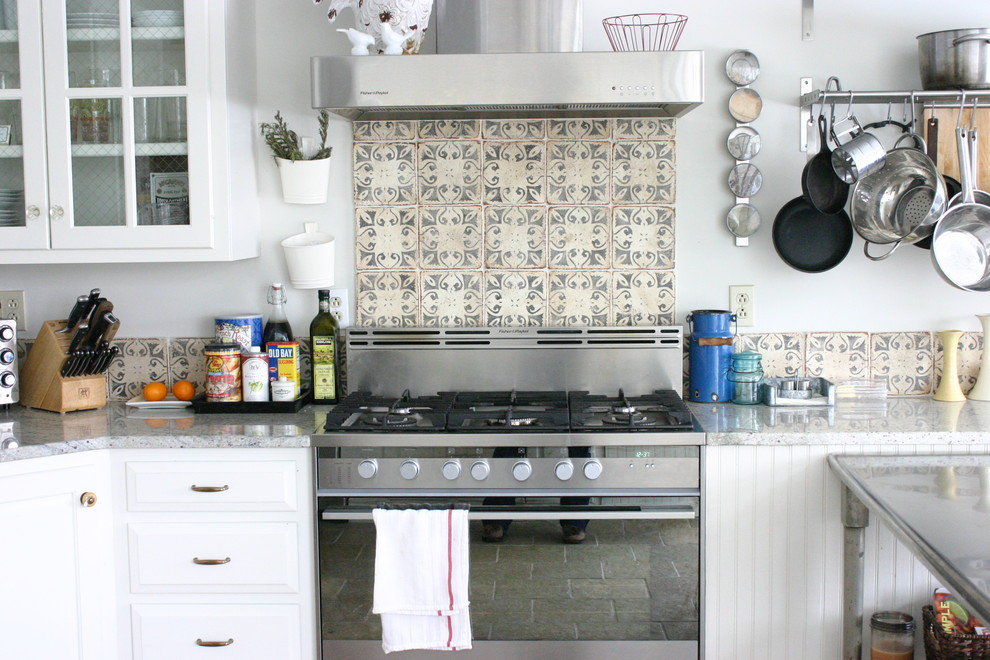 Exempel på ett eklektiskt kök, med vita skåp, flerfärgad stänkskydd och rostfria vitvaror