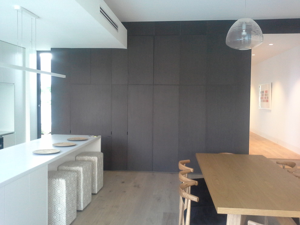 Große Moderne Wohnküche in L-Form mit Kücheninsel in Melbourne