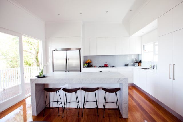 Offene, Zweizeilige, Große Klassische Küche mit Granit-Arbeitsplatte, Küchenrückwand in Grau, Küchengeräten aus Edelstahl, braunem Holzboden, Kücheninsel und braunem Boden in Brisbane