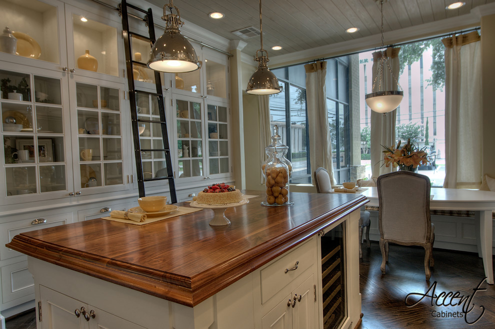 Foto di una grande cucina classica con ante in stile shaker, ante bianche, top in legno, elettrodomestici da incasso e parquet scuro
