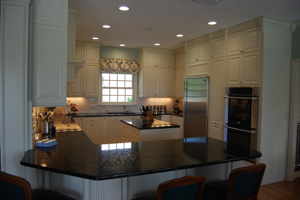 Inspiration for a classic kitchen in Tampa.
