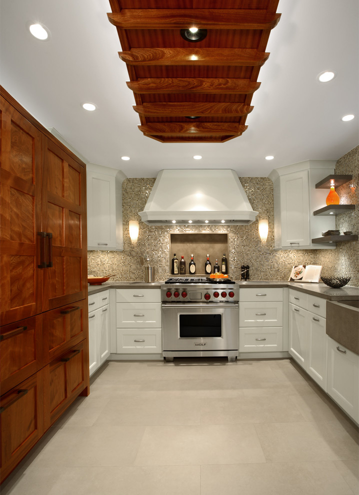 Cette image montre une cuisine design avec un placard avec porte à panneau encastré, des portes de placard blanches et un évier de ferme.