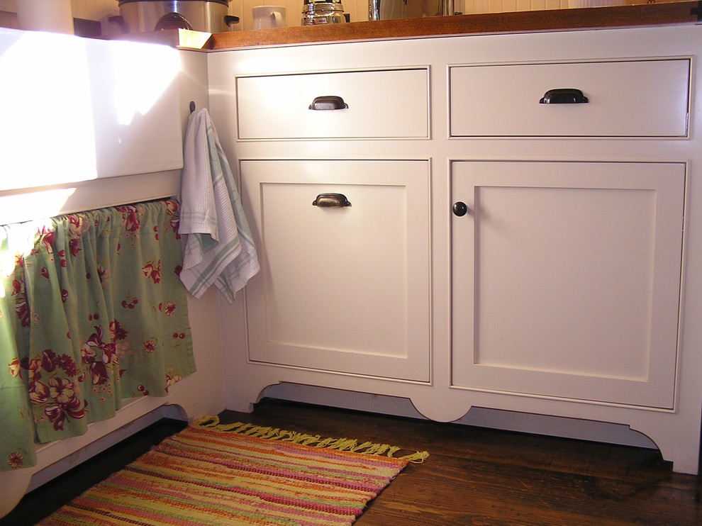 Foto de cocina de estilo de casa de campo pequeña cerrada sin isla con armarios estilo shaker, puertas de armario blancas y encimera de madera