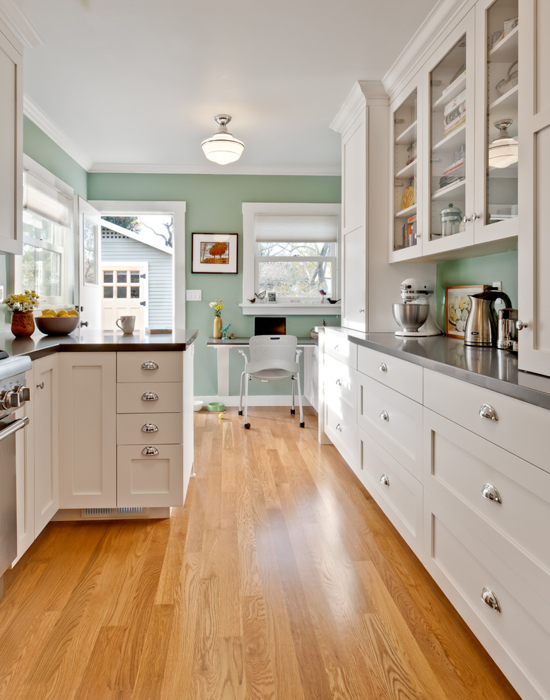 На фото: кухня в классическом стиле с фасадами с утопленной филенкой и белыми фасадами с