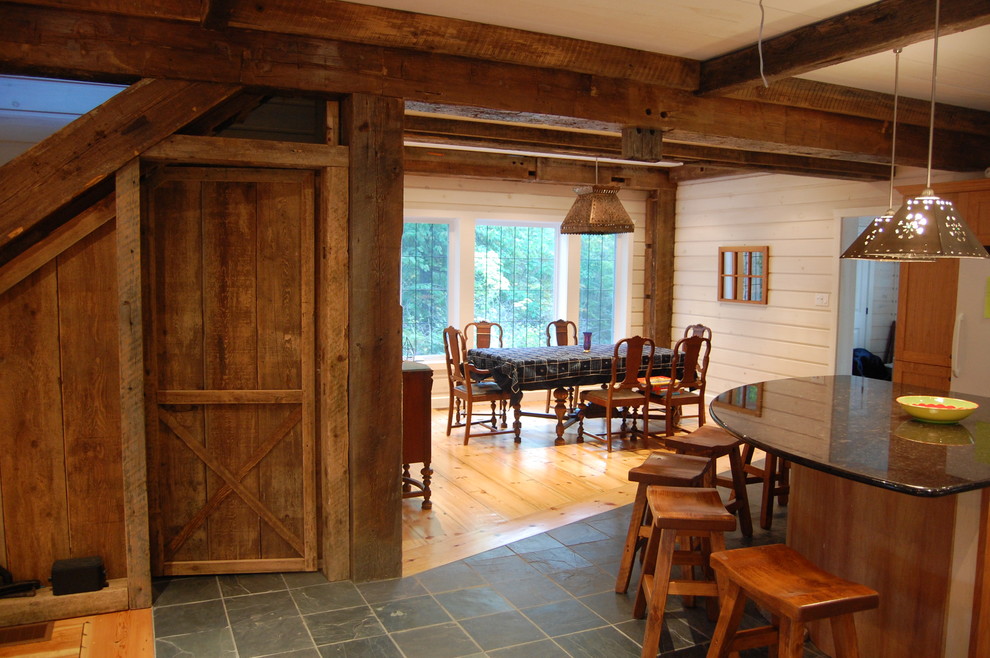 Стильный дизайн: п-образная кухня в классическом стиле с обеденным столом, фасадами с утопленной филенкой, светлыми деревянными фасадами, гранитной столешницей, полом из керамической плитки и островом - последний тренд