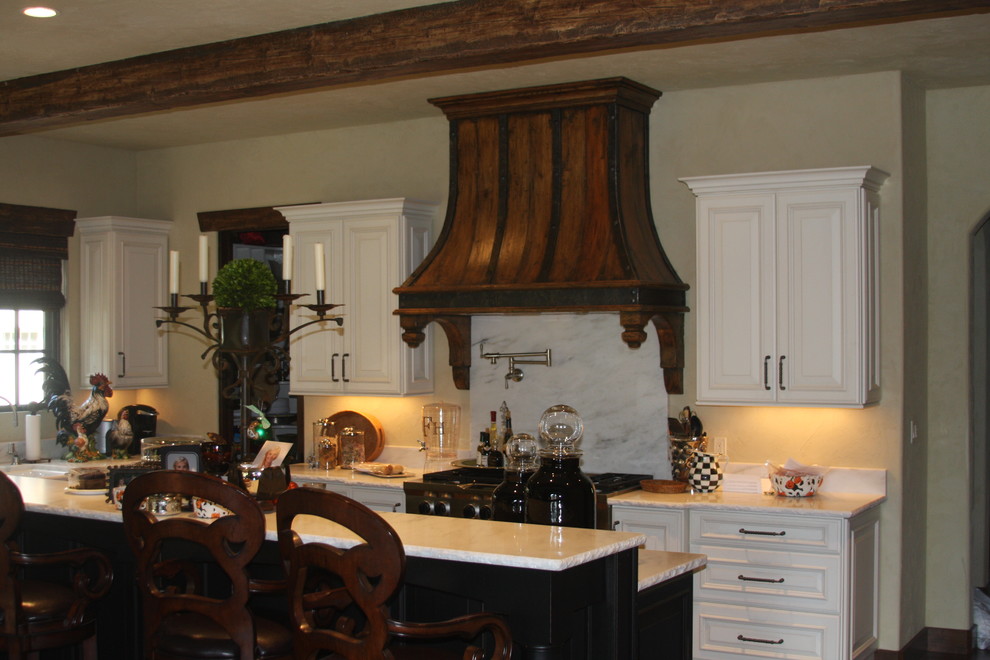 Foto di una grande cucina rustica con ante bianche e elettrodomestici in acciaio inossidabile